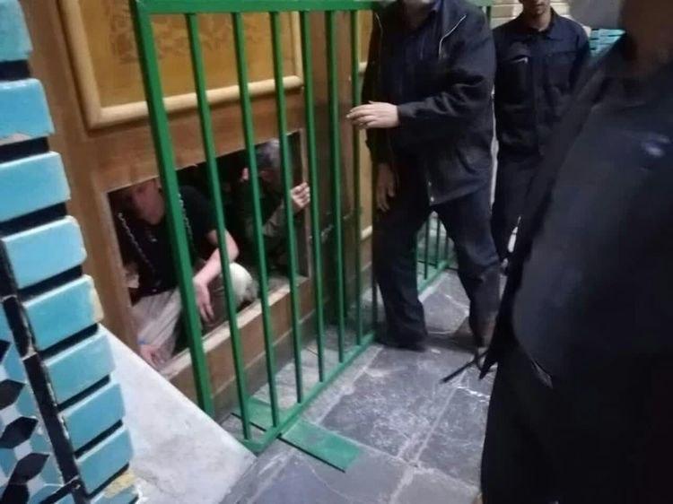 مشاهدات عینی از هتک حرمت حرم حضرت معصومه (س) ، از ورود چماق مشاهدات عینی از هتک حرمت حرم حضرت معصومه (س) ، از ورود چماق به دستان تا توزیع غذا بین هتاکان!