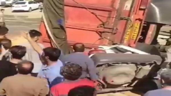 تصادف مرگبار در جاده جاجرود به تهران، پراید زیر کامیون له شد