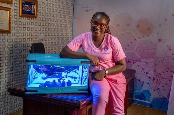 مادر نیجریه ای برای درمان زردی نوزادان گهواره ای اختراع نموده که با انرژی خورشیدی آنها را نوردرمانی می نماید