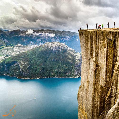 طبیعت گردی در صخره پریکستولن نروژ